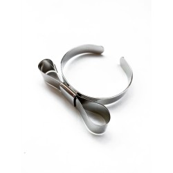 BRACCIALE A FORMA DI FIOCCO IN METALLO BRACCIALE A FORMA DI FIOCCO IN METALLO