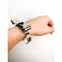BRACCIALE A FORMA DI FIOCCO IN METALLO BRACCIALE A FORMA DI FIOCCO IN METALLO